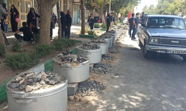 نذرواره اطعام ۷۲ خوان احسان حسینی در قوچان