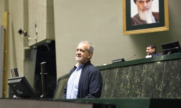 پزشکیان برای تقدیم لایحۀ بودجۀ سال ۱۴۰۴ به مجلس رفت