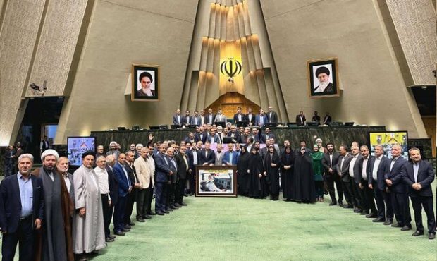 عکسی از هدیه متفاوت نمایندگان مجلس به قالیباف